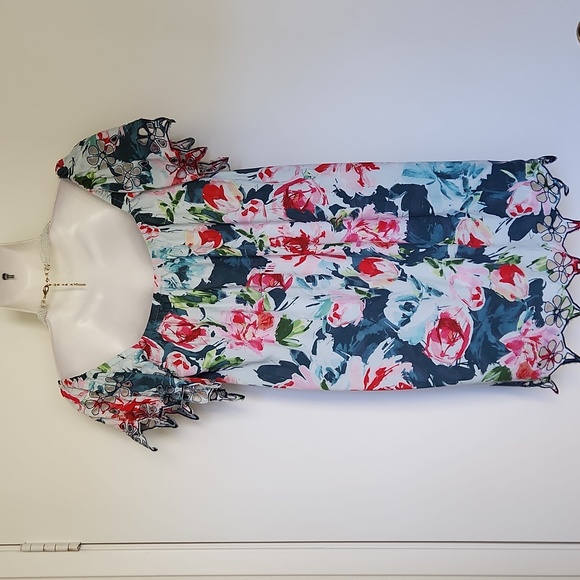 Cute, Floral Blouse - Picture 3 of 7